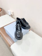 已认证 prad*普家新款黑色开边珠厚底鞋 乐福鞋 prad*这款松糕厚底鞋今年非常火爆 增高 休闲两不失误 脚感舒适 清爽的表现足以表达对鞋子的个个细节的把控
