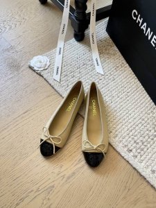 chanel 经典芭蕾舞鞋系列！ 顶级版本！经典款不用过多介绍~ 鞋面采用原版定制材质 内里垫脚均羊皮 原版真皮大底 码数：34-41 定制不退不换
