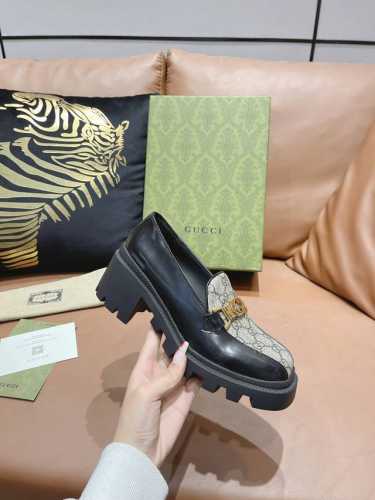 P340 Gucci古驰女士互扣式双G马衔扣乐福鞋，这款乐福鞋融合复古、运动和马术三重风格，出色的混搭设计令人顷刻心动。 Inspirations 灵感来源 G