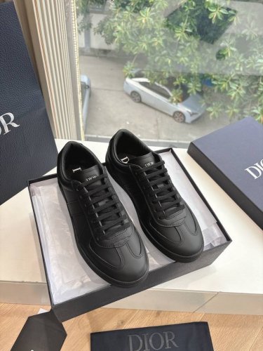 所即所得G316C'est Dior 迪奥 25春夏全新休闲运动鞋 以牛皮革和网眼织物制作 轻盈透气 侧边的Cd字母非常有Dior辩识度 运动风设计融合流苏细节