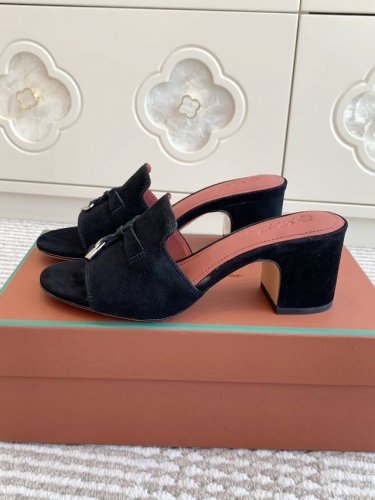 平底 粗跟 代购级 Loro piana Summer Charms Ser LP女士凉鞋拖鞋产品详情：这款绒面羊皮革凉鞋搭配饰有Loro Piana My C