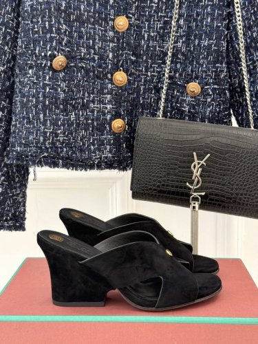 厂价 Loro Piana Lp 经典复古绝美 平底坡跟拖鞋 简约即时髦 松弛的高级感 感受夏日感高级穿搭~ 面料采用原版定制皮料 内里垫脚均为混种羊皮 意大利
