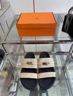 男10 Hermes 爱马仕 小牛皮机能凉鞋 搭配人体工学橡胶鞋底和经典Kelly鞋扣 打造日常优雅风范 黑色橡胶鞋底 镀钯鞋扣 黑色小牛皮内底 自然色羊羔皮内