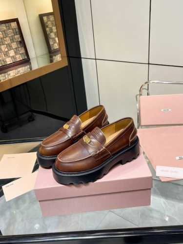 MiuMiu 24FW 走秀金币乐福鞋Miu女孩们的新色乐福来啦！今年秋冬的复古做旧的新色 牛皮材质！今年Miu爆火的不要不要的！都是那种做旧的皮质 穿上超好看