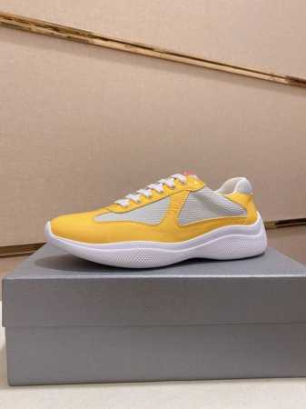 工厂价 元 情侣款普拉达 PRADA 新款男士休闲运动鞋，高端品质 TW定制双层透气网布进口头层小牛镜面漆皮 鞋垫是小牛皮 冲孔设计 透气舒适 原厂真空PU吸塑 - 点击图像关闭