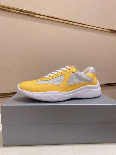 工厂价 元 情侣款普拉达 PRADA 新款男士休闲运动鞋，高端品质 TW定制双层透气网布进口头层小牛镜面漆皮 鞋垫是小牛皮 冲孔设计 透气舒适 原厂真空PU吸塑