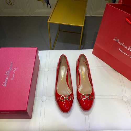 橙子出厂价 Ferragamo 菲拉格慕 金属扣圆头漆皮平底单鞋 浅口低跟女鞋 码数：34-42