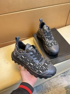 迪奥 原单品质.～ 独特现代风运动鞋。休闲鞋潮男必备款 意大利进口原版品牌，进口原版皮，羊里 拒绝脱色磨脚 鞋底：原厂特供原版底，法国懒人风格设计 贴脚 在贴原