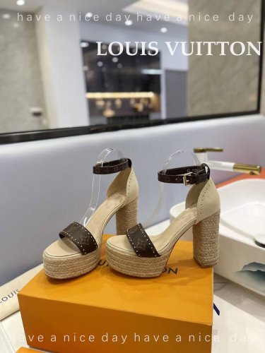 出厂 Loui& Vuitto&路易威登 法国代购新款驴牌 春夏首选 最新走秀款水台高跟凉鞋 香港原版购入一比一开模 今年的款式比去年增加了老花原素 显得更为大