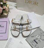 出厂价皮底 ，橡胶 Sun 凉鞋春季季成衣系列的新款单品，来自 Dioriviera 限定系列，兼具高订风格和休闲气质。不对称白色牛皮革鞋面搭配可调节的扣带，突