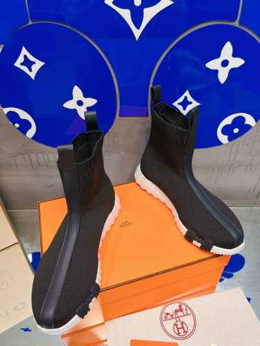 工厂价: 情侣款 品牌：Hermes -Hermes- H H ERMèS爱马仕市面顶级版本 专柜断货王，红薯上的安利款，休闲袜子鞋，鞋头鞋尾侧边都有H字母图案