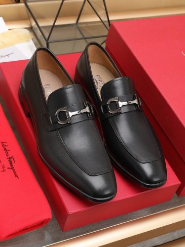 工厂 Ferragamo 最新高端顶端品牌奢侈～代购，顶级～质量。新時尚商务男鞋鞋面選用原版小牛皮牛皮内里，精细做工。原版个性时尚柔软组合耐磨防滑大底，上脚轻巧