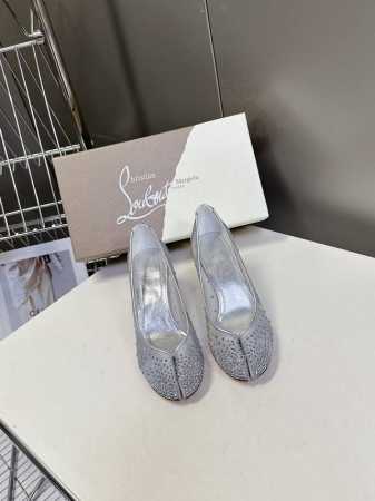 Cl 红底鞋X Maison Margiela 分趾联名款高跟鞋 Maison Margiela 与 Christian Louboutin 推出首个联名鞋履系 - 点击图像关闭