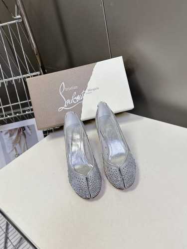 Cl 红底鞋X Maison Margiela 分趾联名款高跟鞋 Maison Margiela 与 Christian Louboutin 推出首个联名鞋履系