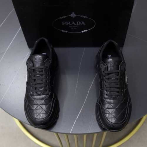 出厂价pp： 品牌：普拉达prada 标准码：38-44 45订做 等级：官网同款 材料：原版材料拼接 舒适透气内里 轻便耐磨运动大底 款式类别：男士时尚休闲鞋