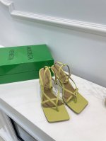 Bv 葆蝶家 12色齐季条带凉鞋 梨黄色 Bottega Veneta 季 条带夹趾凉鞋 继续延续 夸张的各种配色 必将影响穿搭界 各个明星 博主争相试穿 上脚