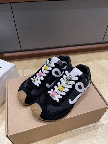 出厂 。 扣子+30 Loewe 25Fw New Arrival～罗意威2025早春新款情侣款运动鞋 Loewe这款芭蕾运动鞋超火超可爱哦！鞋面采用牛皮+布料