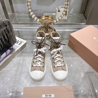 出厂 单鞋 小短靴 Miu Miu 缪缪 25Ss春夏新款 复古 休闲鞋 本季Miu Miu延续了该风格推出了专属款，整体鞋型线条简约＋轻薄鞋底设计，配色大胆时