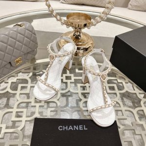 chanel 小香2025Ss春夏最新走秀时装 链条装饰 顶级品质 精确到1 1 轻奢而不累脚 上脚可随意搭配春夏的服饰 更加彰显质感和品味 简约中带奢华的外观