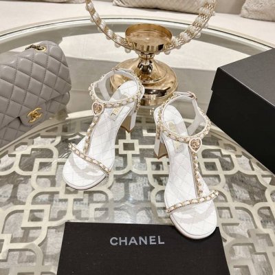chanel 小香2025Ss春夏最新走秀时装 链条装饰 顶级品质 精确到1 1 轻奢而不累脚 上脚可随意搭配春夏的服饰 更加彰显质感和品味 简约中带奢华的外观