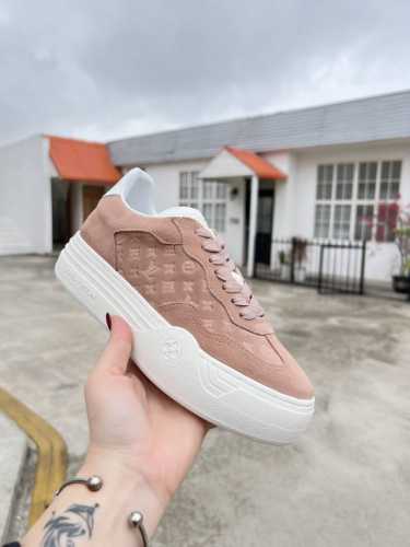 本款 LV Groovy platform 运动鞋为牛皮革局部压印 Monogram 图案，并拼接七十年代鞋面与大号橡胶外底。鞋带装饰和外底绽放 Monogra