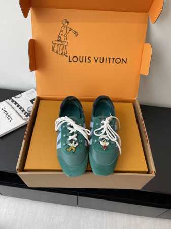 顶级版本 配饰20 Louis Vuitton路易威登驴牌春夏Sneakerina系列 芭蕾运动鞋 德训鞋 情侣款 Sneakerina 芭蕾风运动鞋以丝滑绒面 - 点击图像关闭