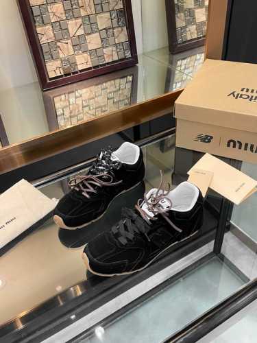 mium*u x new balance联名款运动鞋 原版精准cp！鞋型无限接近，精细工艺制作 年度zui火爆的款式，不需要多说，各种网红明星上脚秀 面料材料牛