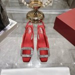 出厂 Rogervivi2025春夏新款Rv女鞋Bellvivier系列丝缎高跟中空凉鞋本款凉鞋以丝缎匠艺制成. 辉映品牌水钻.方扣美学亭亭而立. 尽显维维亚优