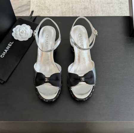 CHANE* ｜小香24K新品 绝美T子带粗跟水钻凉鞋 又是被种草的凉鞋系列 粗跟真的绝 逛街 晚会必备单品 鞋面采用定制小羊皮 内里垫脚为羊皮 意大利进口真皮 - 点击图像关闭