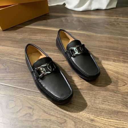 爆款现货高品质tods经典款男士豆豆高品质，高端开车鞋，配全套包装！ 材质：进口优质头层牛京+进口优质水染牛皮内里+耐磨豆豆底 特点：高档舒适 纯手工制作 打造 - 点击图像关闭