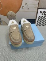 顶级版本 PRADA 普拉达秋冬新款厚底高帮雪地靴鞋这款牛筋底上脚非常舒适，今年非常爆，穿上 增高 休闲两不误，清爽的表现足以表达对鞋子的个个细节的把控， 面料