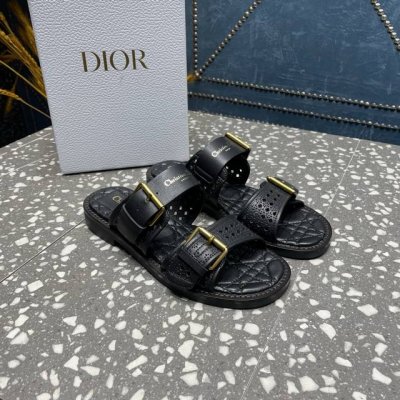 迪奥 Dior 专柜新款 双层对贴牛皮 工艺镂空高品质拖鞋 市面顶级版本 可与专柜对比 ①鞋面：进口小牛皮+牛皮内里 ②大底：原版开模 真皮沿条橡胶组合大底 ③