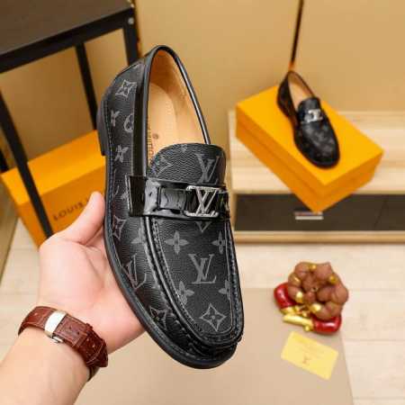 工厂价 LOUIS VUITTON 里 路易威登 新款男士休闲商务皮鞋官网原版复制，鞋面采用进口官网1:1材料制作意大利牛皮面，水染内里绝非一般的工艺制造，大厂 - 点击图像关闭