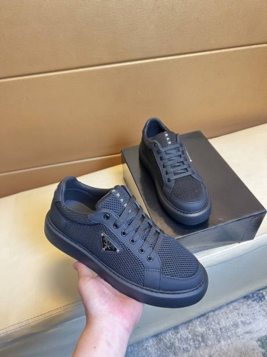 prada 普拉达 -高端品质 原单 -鞋面：丝绸小牛皮、品牌帆布布匹、品牌金属扣件 -内里：网布，垫脚; 顶级牛皮 -大底：超轻Tpu发泡; 成型大底 -超高