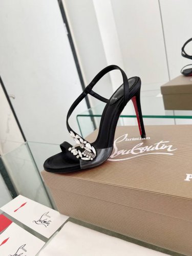 christianlouboutin路铂廷 Cl红底鞋‖ 全球限量！来自拉斯维加斯的祝福灵感来自拉斯维加斯的炫彩霓虹 手工制作，精致工艺收藏级作品 绝对吸睛的存