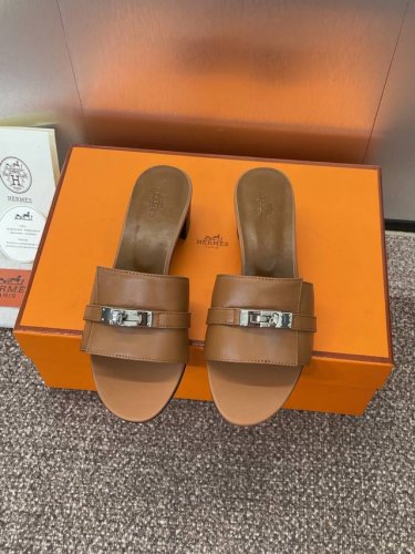 工厂p价p：平底 粗跟 爱马仕 Hermes 春夏经典款 Giulia 粗跟拼色女鞋 H家 平底Kelly五金扣圆头露趾凉拖鞋 材质：进口羊猄皮 小牛皮+水染牛