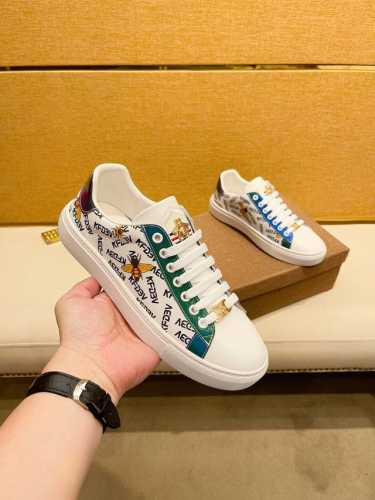 工厂价 。 Gucci 古奇新款男士真皮运动鞋，市面最高版本 、欢迎任意对比！原版皮料质感极佳，超上档次！意大利进口胎羊网内里，可拆式垫！奢华用料、精细做工，极