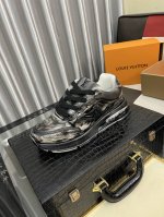 出厂价Pp： 路易威登新品情侣款休闲运动鞋 Lv也有自己的银角大王了 简约设计重绎经典休闲鞋 科技感运动感满满 时尚轻盈又舒适 Size：35-45