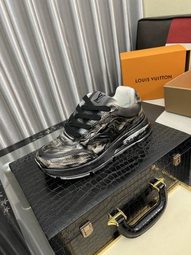 出厂价Pp： 路易威登新品情侣款休闲运动鞋 Lv也有自己的银角大王了 简约设计重绎经典休闲鞋 科技感运动感满满 时尚轻盈又舒适 Size：35-45
