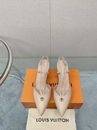 顶级品质 Loui* Vuitte** 新款饰扣猫跟凉鞋 以其尖头和小猫鞋跟而闻名，其独特的星形让人想起字母组合图案。鞋面的深切v巧妙地揭示了脚，由金色品牌圆圈 - 点击图像关闭