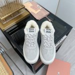 MiuMiu缪缪 2024 miu家2024春夏新品 专柜最新爆款檫色毛毛休闲鞋系列 时尚 简约高级 随意搭配 上脚非常轻便舒适 今年主推款 时尚 简约高级 随