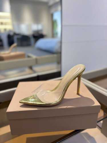 {半拖} 吉安维托 罗西 Gianvito rossi Eiko Stiletto，轻松移动。这款 Gianvito Rossi 拖鞋采用配有精致的胶片，可抚摸