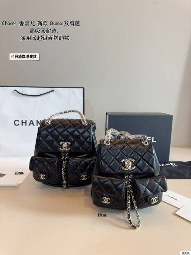 配礼盒. 香奈儿 双肩包Duma 淡金扣，选了耐用的 看似小巧精致，但是日常出门所需的用 品都是可以装下的。 越看越好看容量 优秀解放双手，可单肩双肩手提，不过