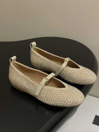 Jw Anderson 25S早春新款满钻玛丽珍芭蕾舞鞋水钻平底单鞋 黑色钻款有点像Alaia的款式，鞋型相比会秀气一点，慵懒随性轻盈柔然脚感舒适，随意搭配都很 - 点击图像关闭