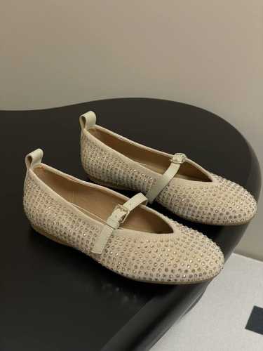 Jw Anderson 25S早春新款满钻玛丽珍芭蕾舞鞋水钻平底单鞋 黑色钻款有点像Alaia的款式，鞋型相比会秀气一点，慵懒随性轻盈柔然脚感舒适，随意搭配都很
