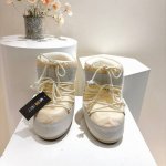 雪地靴最亮来了短靴 高靴 ■作为这类靴型祖师爷级别的 MoonBoot 自然是顺理成章，成为了当代冬日女战士的最新宠儿 上脚超级好看 很轻防滑 专柜包装 码数