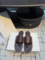 therow25S春夏新款 罗马夹趾凉鞋 哇哦 经典的极简风回来了 整体都没有浮夸的设计 很细的夹趾设计穿旧了也不会不舒服哦 鞋子全部都是有全皮制作 是越穿越舒