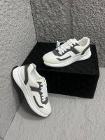 品牌：Bally 款式:休闲运动鞋 线条美学：流线型鞋楦设计，以黄金分割比例勾勒足部曲线，既修饰腿型又赋予步履优雅张力，舒适性：鞋底采用航空级减震科技，三层复合