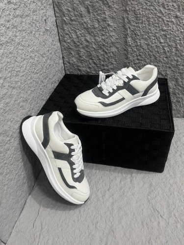 品牌：Bally 款式:休闲运动鞋 线条美学：流线型鞋楦设计，以黄金分割比例勾勒足部曲线，既修饰腿型又赋予步履优雅张力，舒适性：鞋底采用航空级减震科技，三层复合