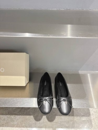 unfolio 25Ss 春夏新款单鞋时尚界久违的极简之美 经典时尚配色 毫不费力的优雅风来袭 时髦 精致 绝美 面料 原版牛皮 原版麻布 内里 羊皮内里 大底